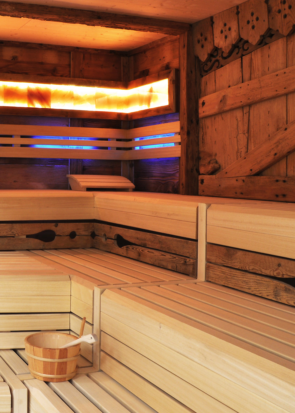 Gewerbliches Wellnessprojekt in Wiechs, Sauna mit original altem Scheunentor