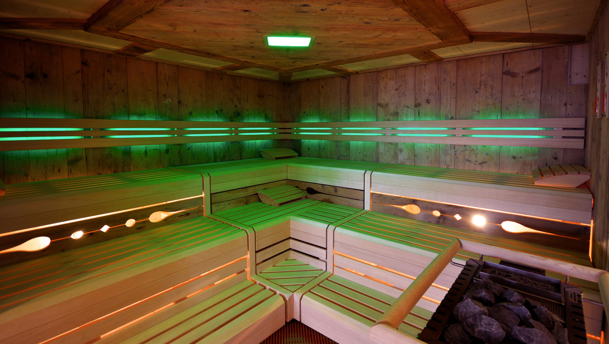 Hotel Krone Wiechs, Biosauna mit Altholz und Farblicht, Kräuterküche