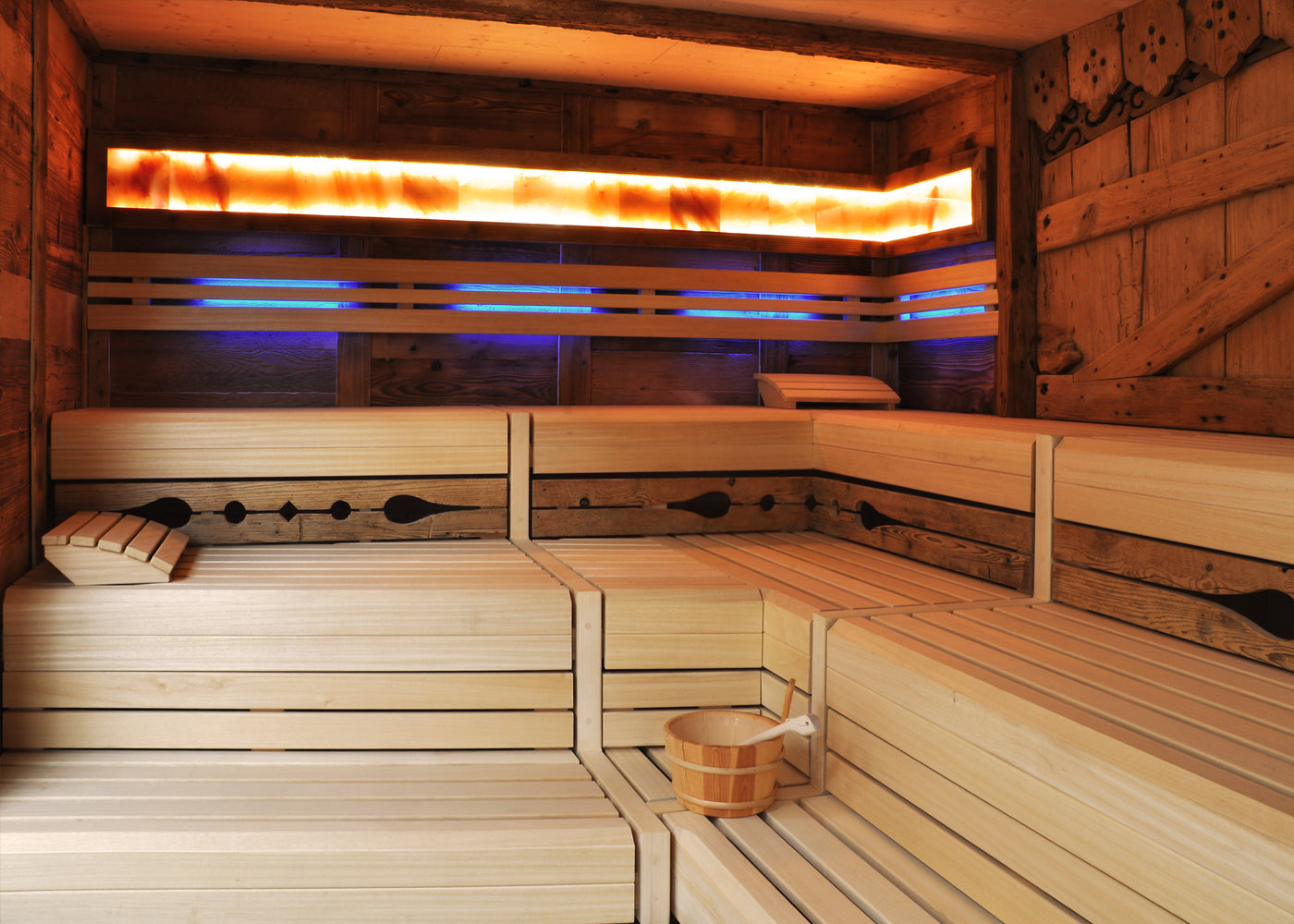Gewerbliches Wellnessprojekt in Wiechs, Sauna mit original altem Scheunentor und hinterleuchteten Himalaya-Salzsteinen, Rückenlehnenbeleuchtung mit Farblicht
