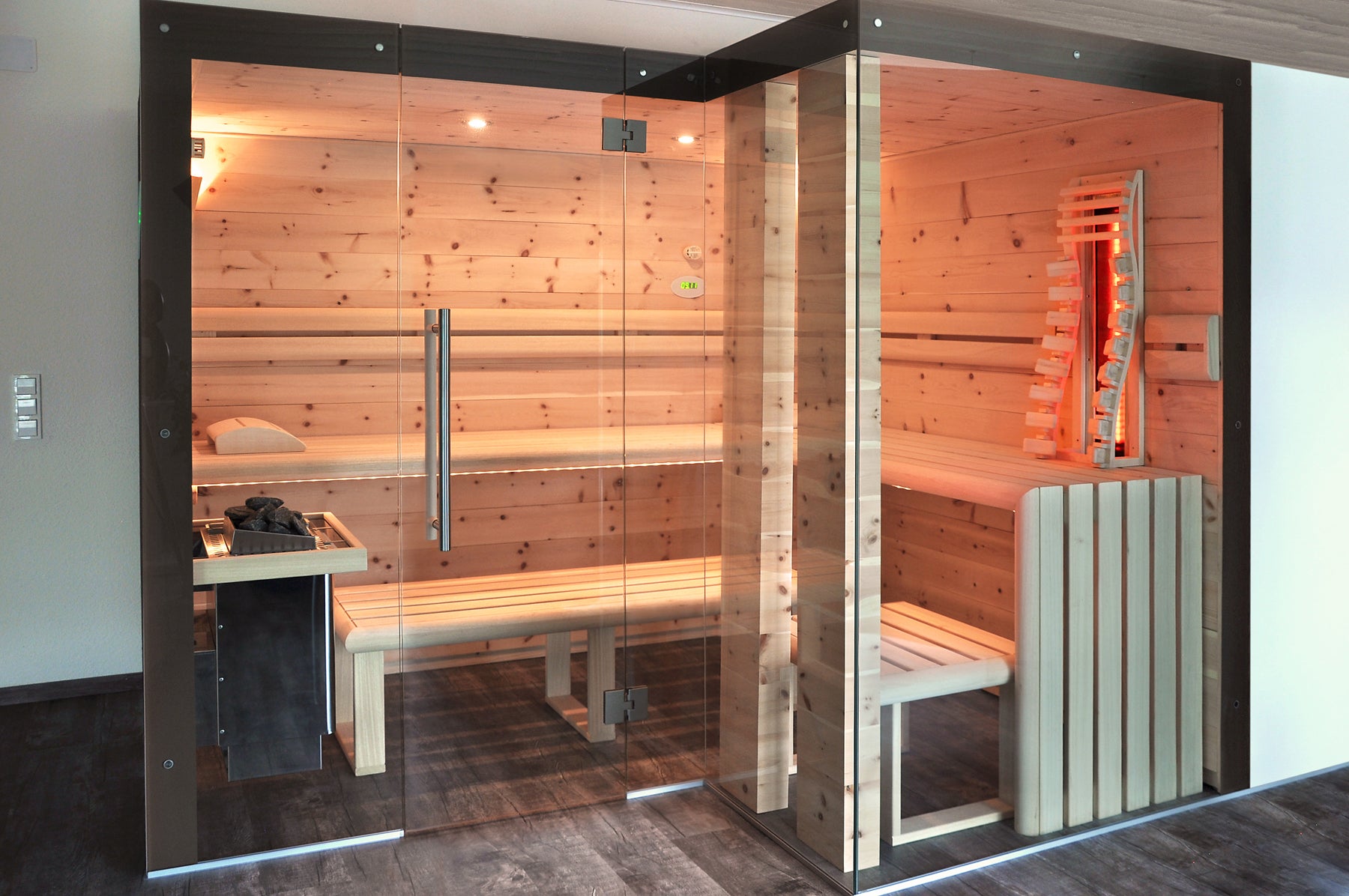Saunamodell Natura in Zirbe, Drei­­fach­­kom­bi­­nation von fin­nische Sauna, Bio­sauna, voll­wertige Infra­rot­­kabine. 