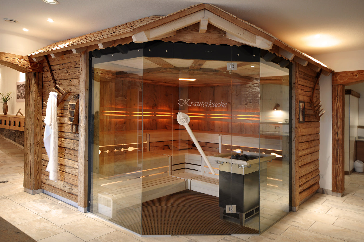 Gewerbliches Wellnessprojekt in Wiechs, Biosauna – Kräuterküche, Zwischenbankverblendung aus Brettern mit „Laubenmuster“, Rückenlehnenbeleuchtung