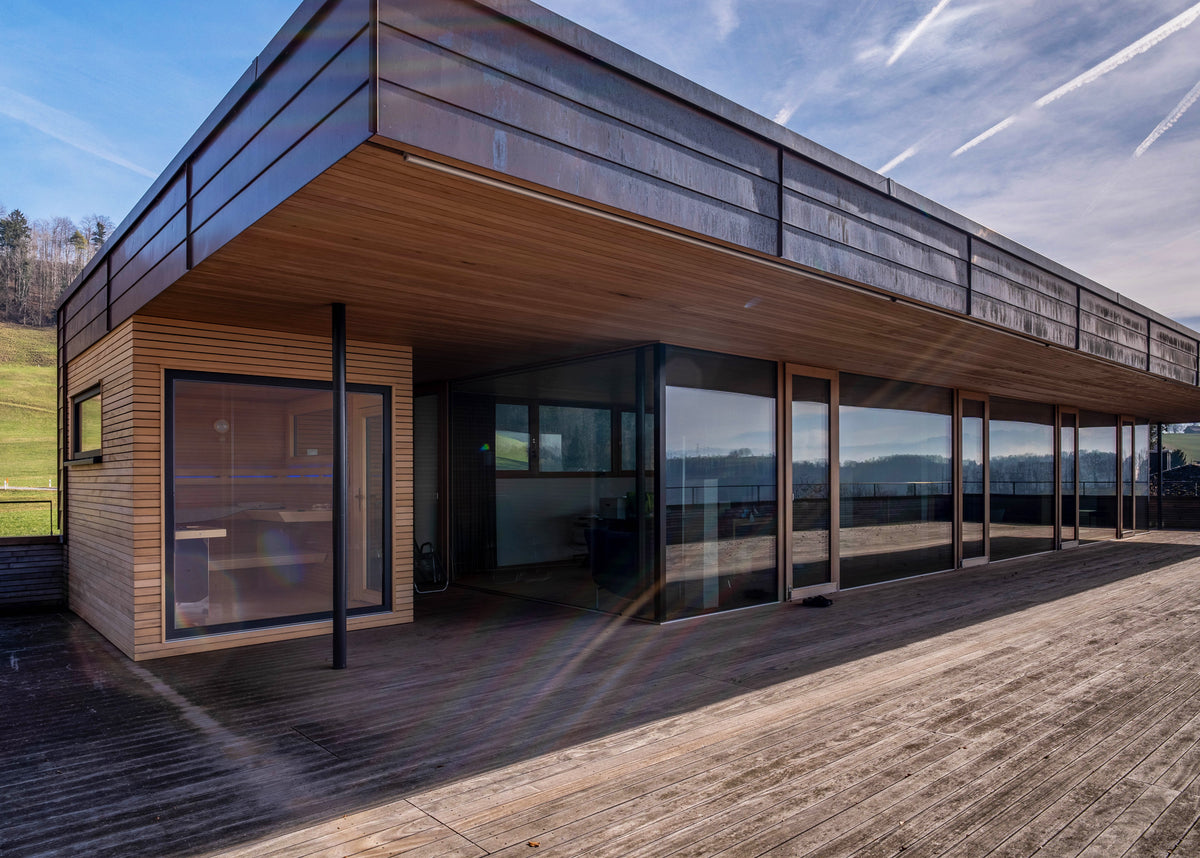 Außensauna in Gebäudekomplex, überdachter Ruhebereich auf großzügiger Terrasse mit Wohnraum